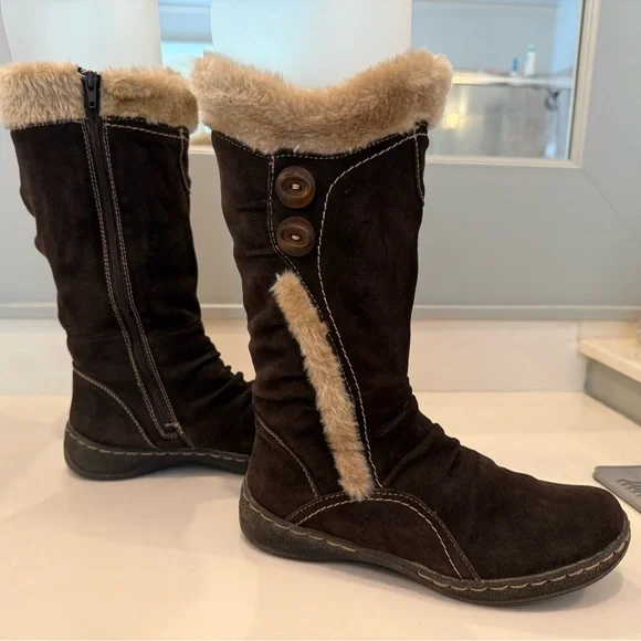 G.H. Bass & Co. Brown Suede Winter Boots with Cream Fur - Picture 4 of 8